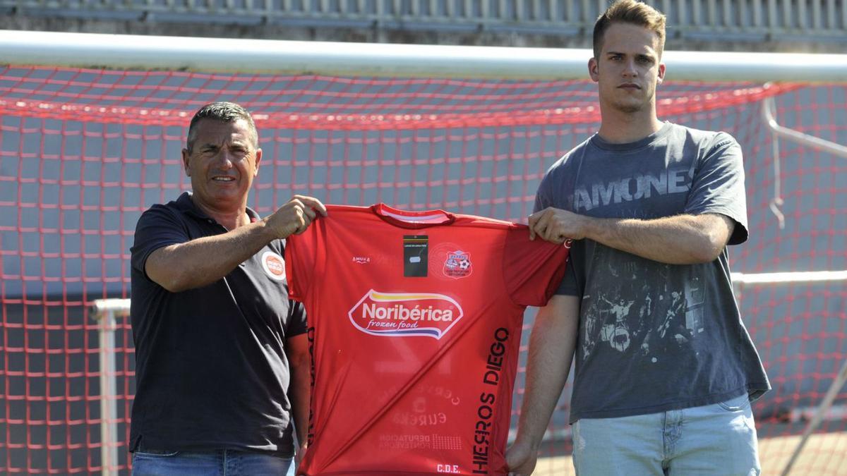 Fonsi fue presentado ayer en el Novo Municipal por el presidente Toño Camba. |  // BERNABÉ/JAVIER LALÍN