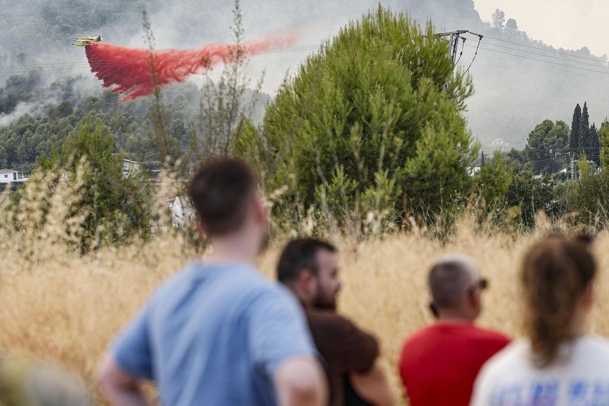 Bomberos y forestales continúan las labores de extinción de incendios en la Comunidad de Madrid
