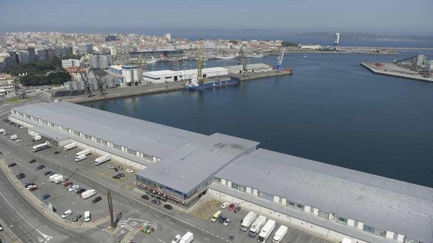 Edificio de la lonja pesquera, situado en el muelle de Linares Rivas.