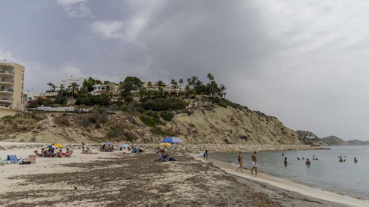 Los bañistas vuelven a Cala Baeza de El Campello tras la reforma que acaba con décadas de degradación