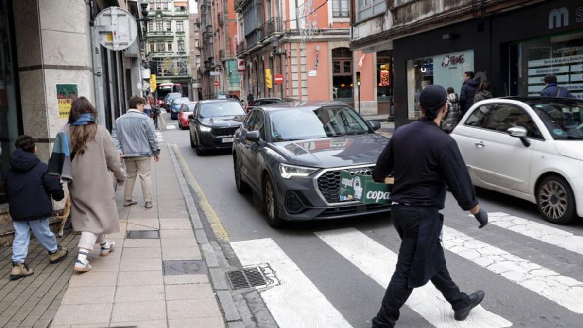 Varios peatones en la calle Munuza. | JUAN PLAZA