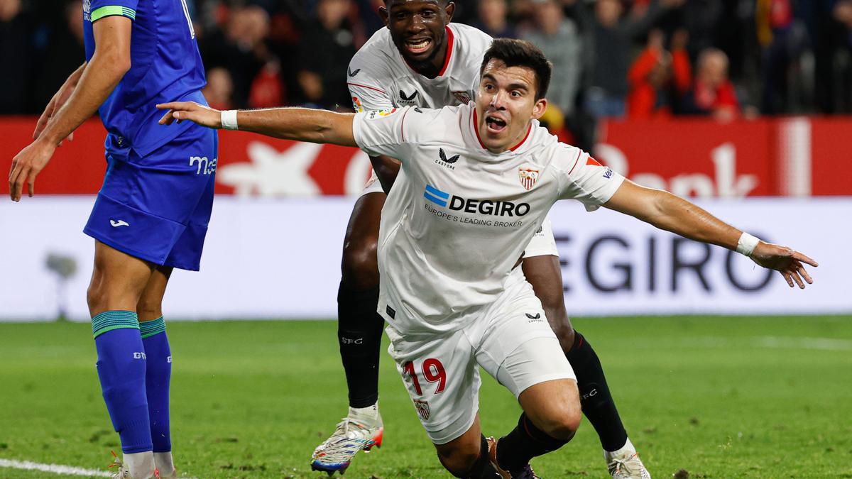 El defensa argentino del Sevilla Marcos Acuña celebra con su compañero Tanguy Nianzou el 1-0 al Getafe durante el partido de la jornada 16 de LaLiga que ambos equipos disputan este domingo domingo en el estadio Sánchez Pizjuán.