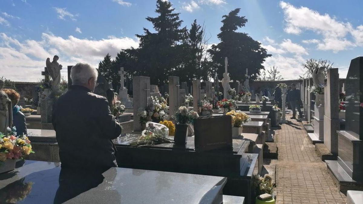 Vecinos visitan las sepulturas de sus seres queridos en el cementerio municipal | M. J. C.