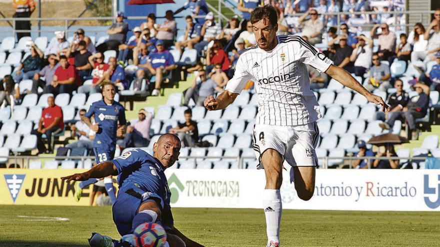 Cata Díaz trata de impedir la carrera de Toché.