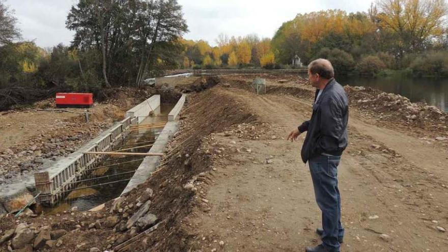 El alcalde de Camarzana, Francisco Martínez, observa ayer las obras de construcción del azud sobre el río Tera.