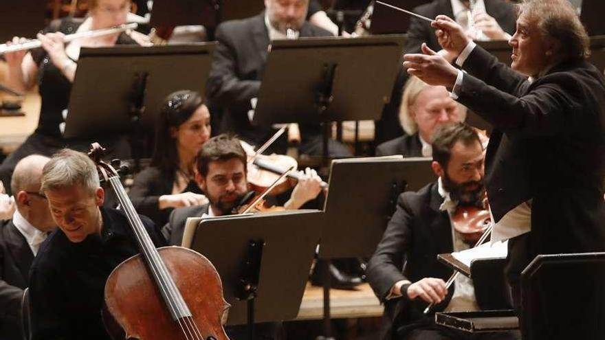 El violonchelista Gerhardt y el director Jaime Martín, en el Auditorio, con la OSPA.