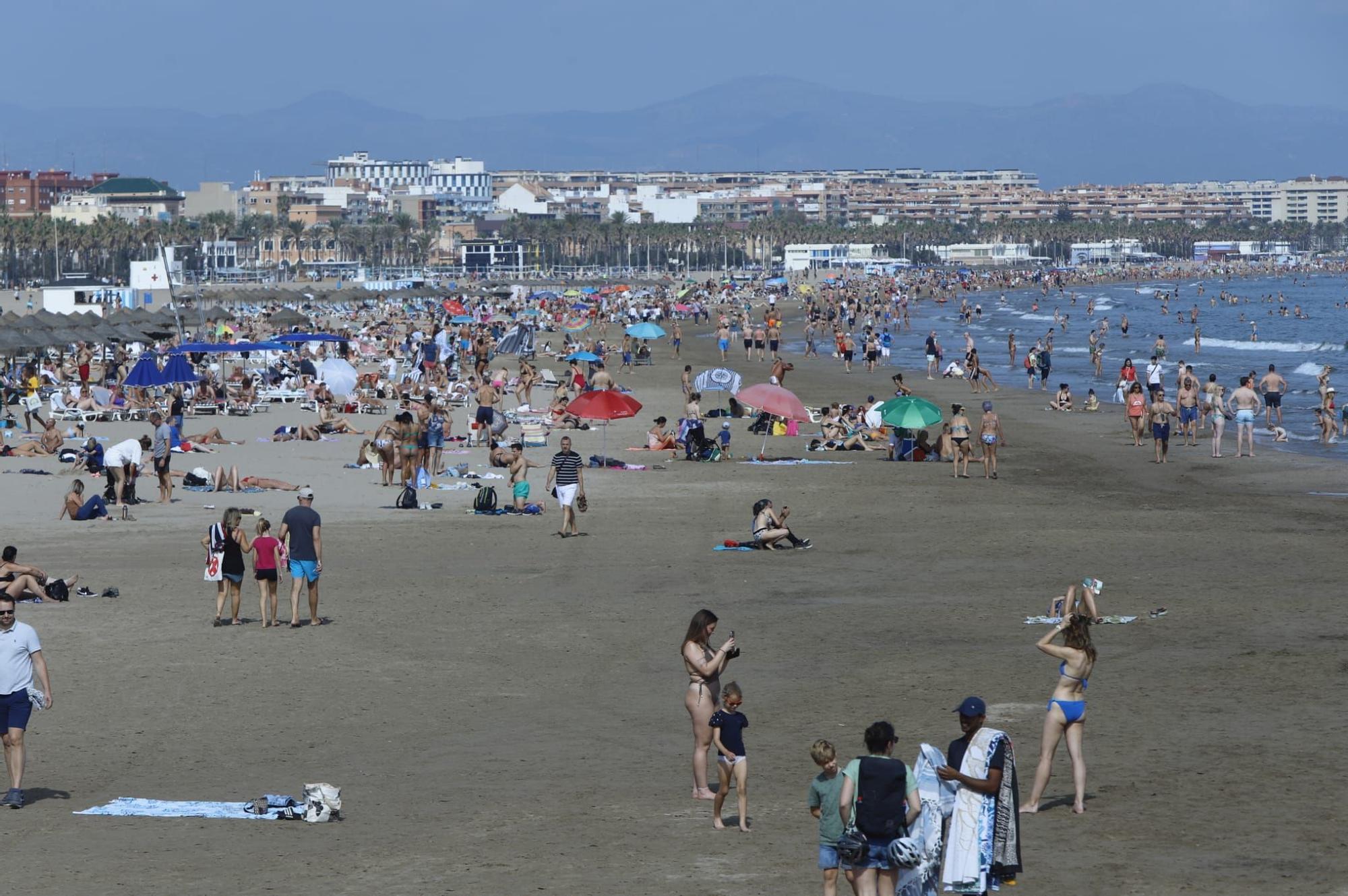 Llenazo en las playas de València este domingo, 15 de octubre