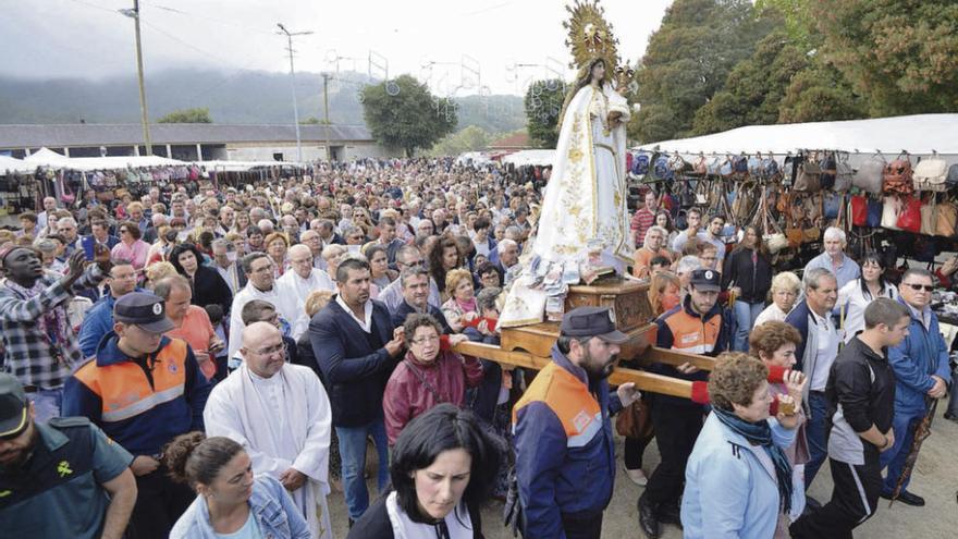 Multitudinaria procesión, que fue respetada por la incesante lluvia de la jornada. // Gustavo Santos