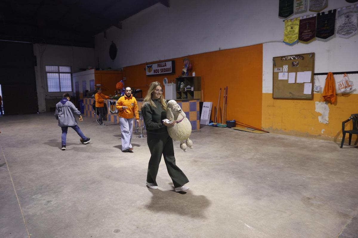 Falleros de Nou Sedaví posan con los ninots donados por otras comisiones.