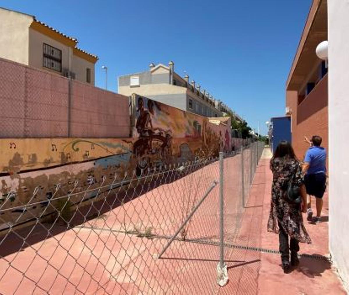 Separación sin muro medianero entre el Colegio y edificaciones fuera de ordenación