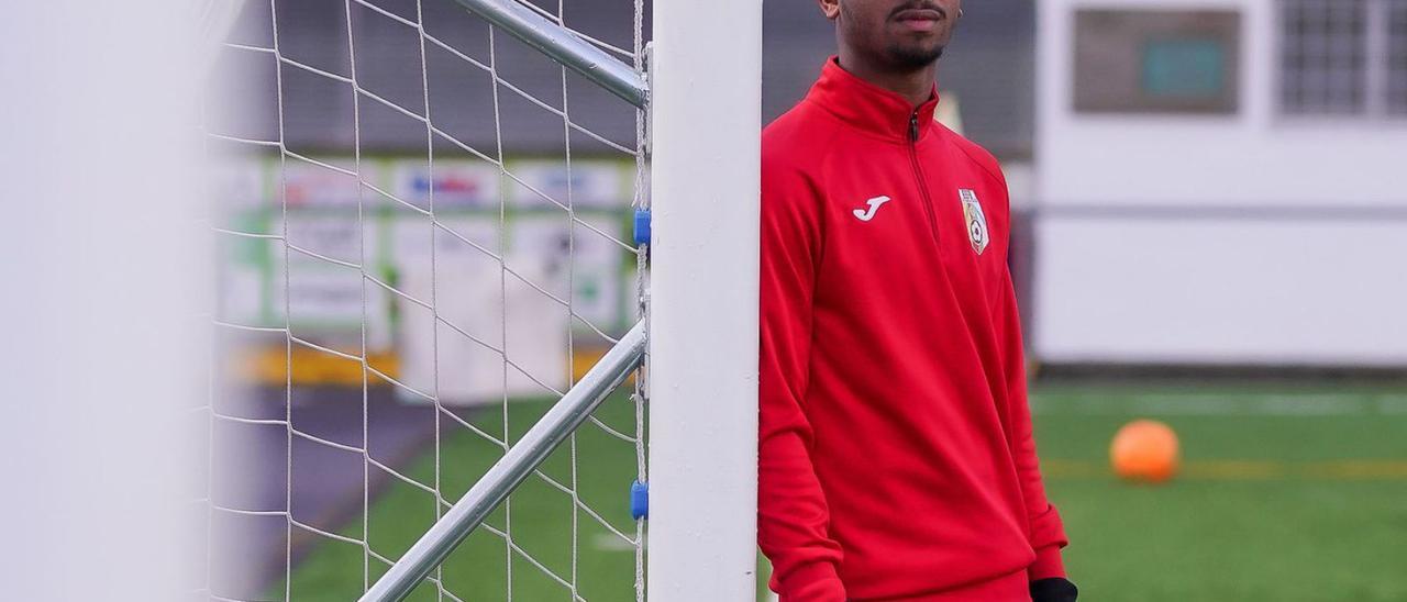 Júnior, durante un entrenamiento del juvenil A de la Escola Estradense en el Manuel Regueiro.   | // BERNABÉ