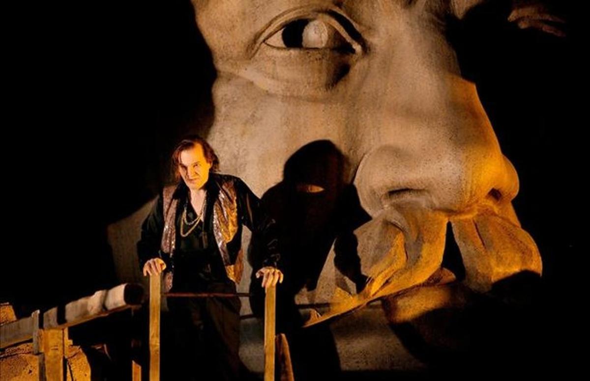 Lance Ryan (Siegfried) subido a una de las figuras gigantescas del decorado de 'Siegfried', en el Festival de Bayreuth.