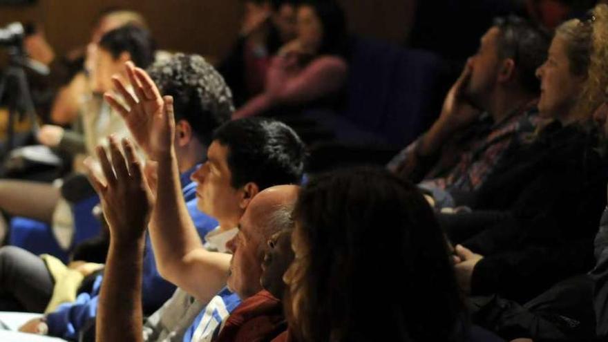 Un espectador alza las manos en señal de que le gustó el espectáculo. // Bernabé/Javier Lalín