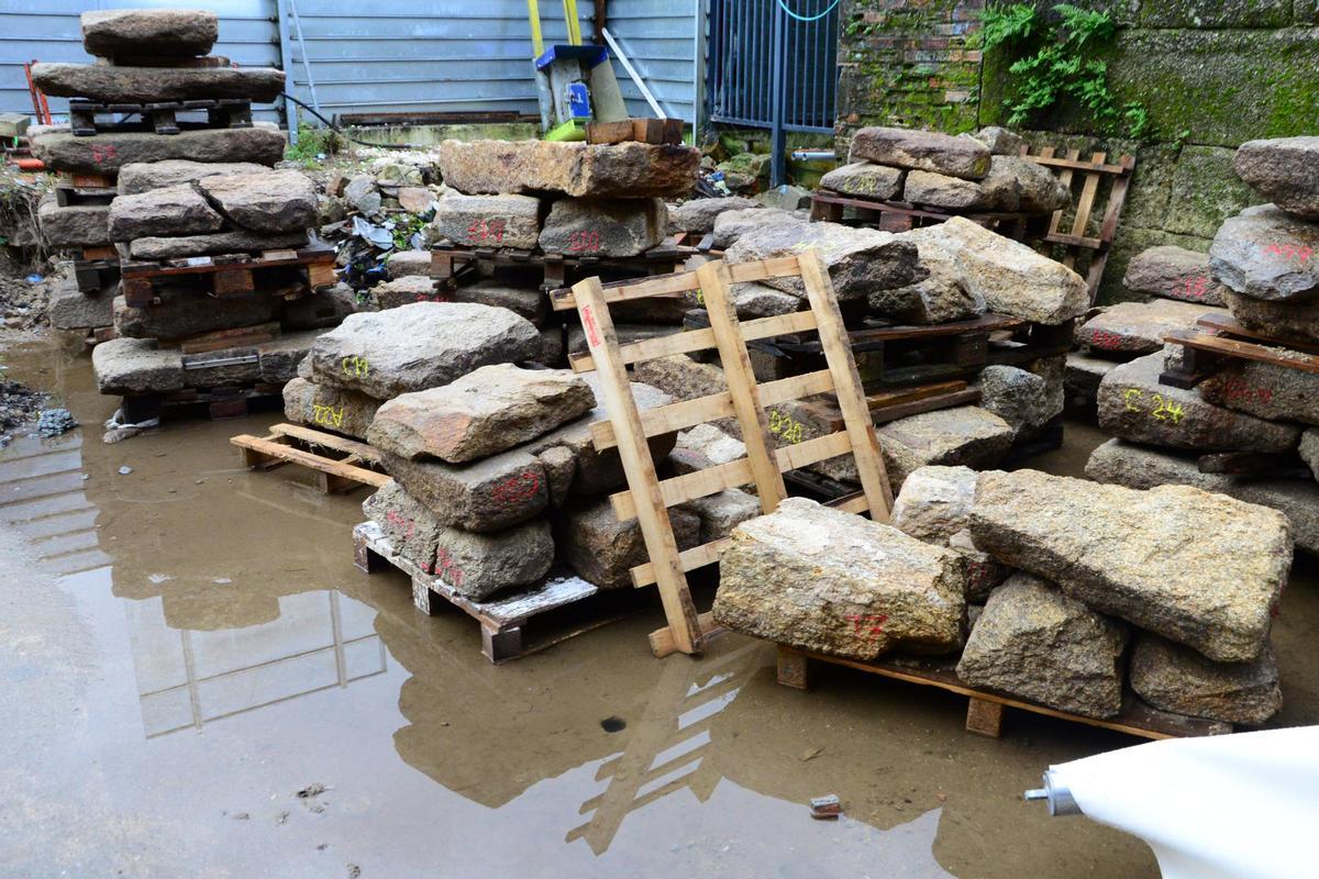 El pavimento de la antigua salazón, que al ser retirado permitió descubrir los lavaderos para el pescado.