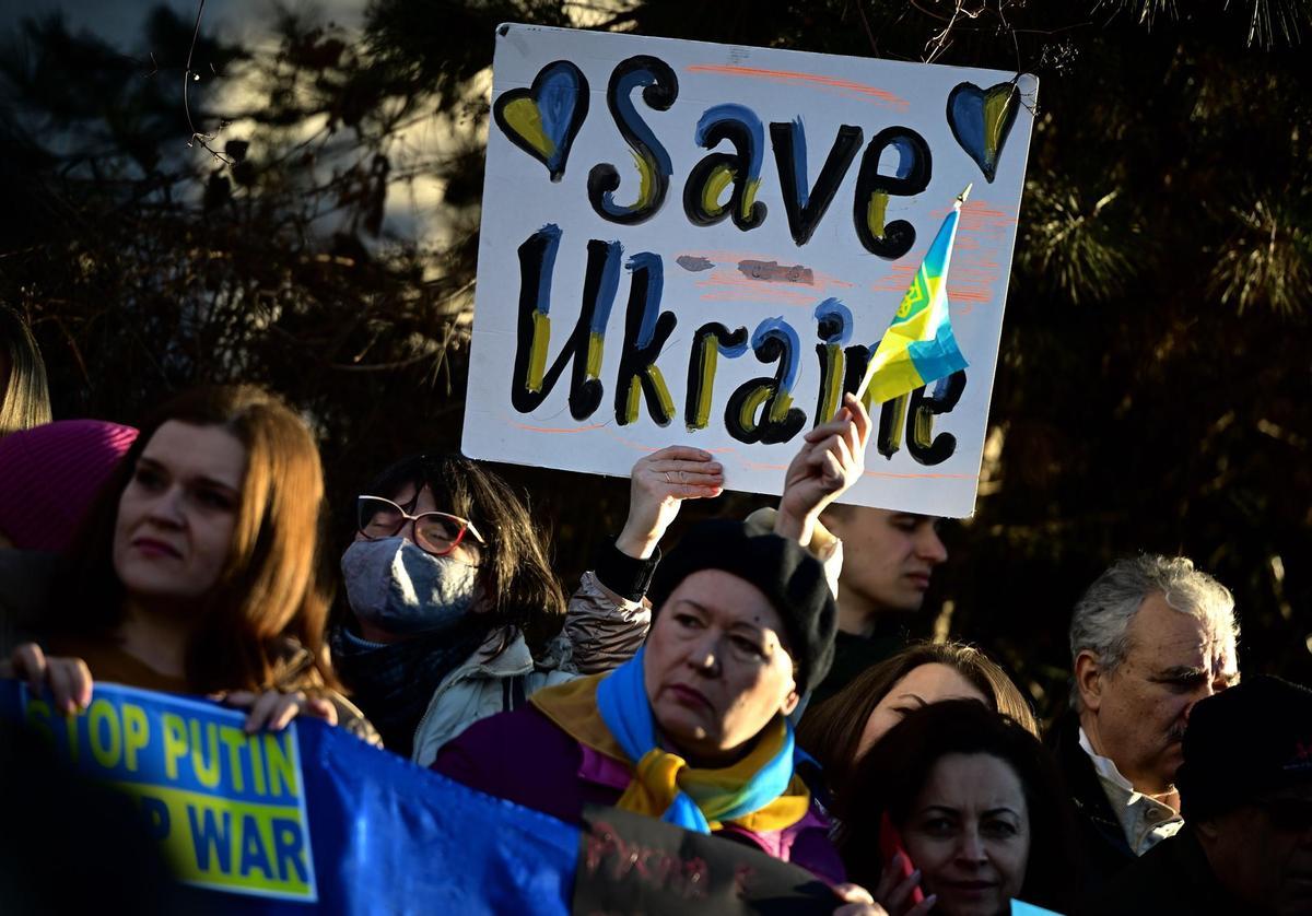 Sofia (Bulgaria), 24/02/2022.- People demonstrate in front of the Russian Embassy in Sofia, Bulgaria, 24 February 2022, in a gesture of support for Ukraine. On the night of 23-24 February, Russian President Vladimir Putin announced in a televised speech the launch of a ’special operation in Donbas’. Russian troops entered Ukraine on 24 February prompting the country’s president to declare martial law. (Protestas, Rusia, Ucrania) EFE/EPA/VASSIL DONEV