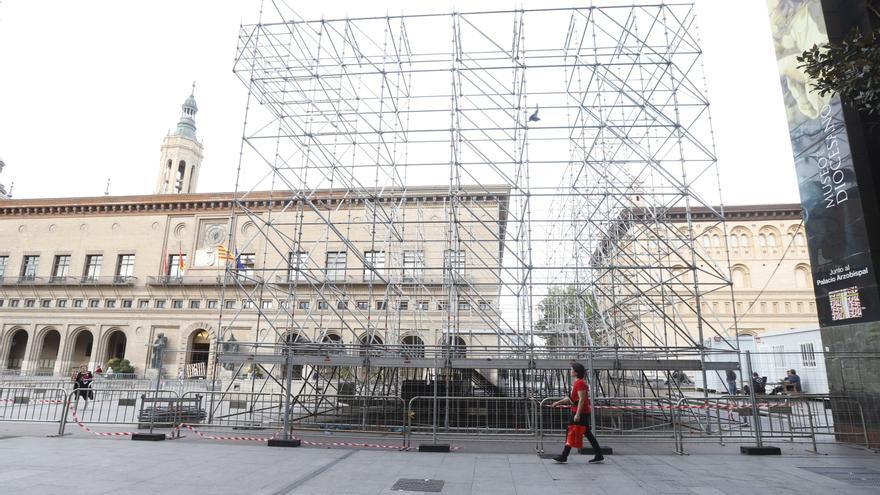 Arrancan los trabajos de montaje de los escenarios de Fiestas del Pilar en la plaza del Pilar