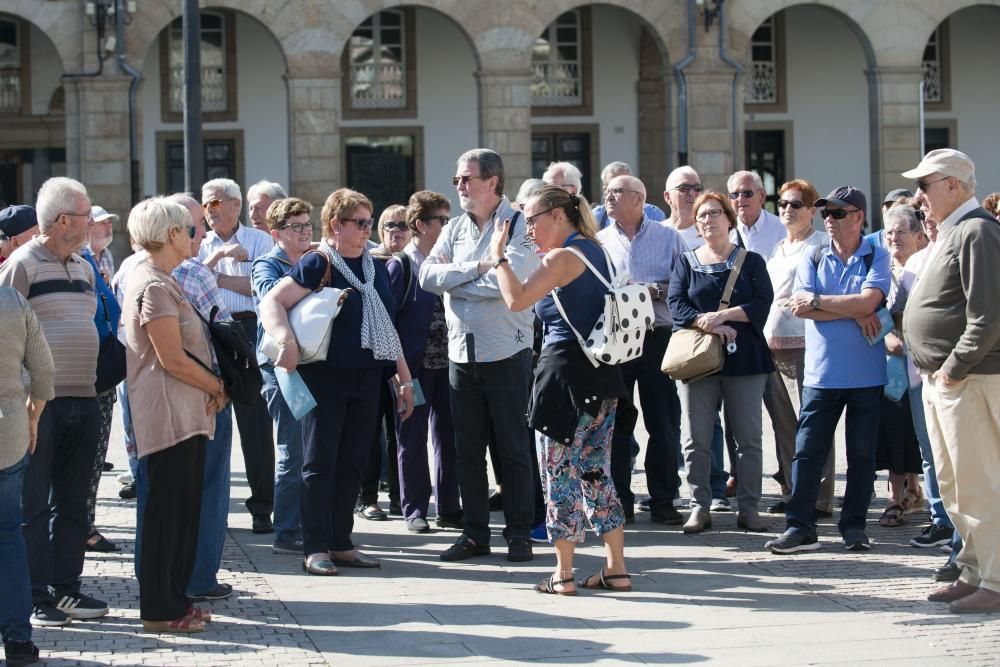 La ciudad registra un nuevo récord de visitantes, entre turistas y tripulación, con el atraque de 'Independence of the Seas', 'Koningsdam' y 'Mein Schiff' en el puerto de A Coruña.