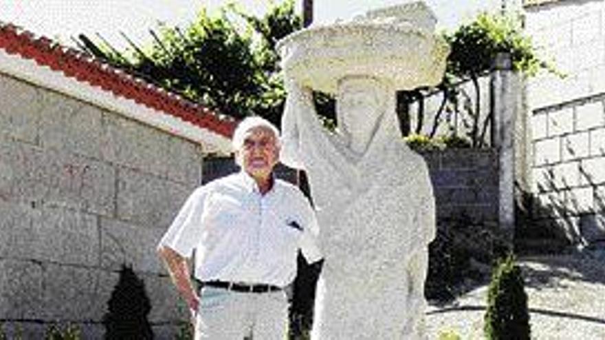 Juan Ibáñez, al lado del monumento a la &quot;peixeira&quot;.  / D.P.