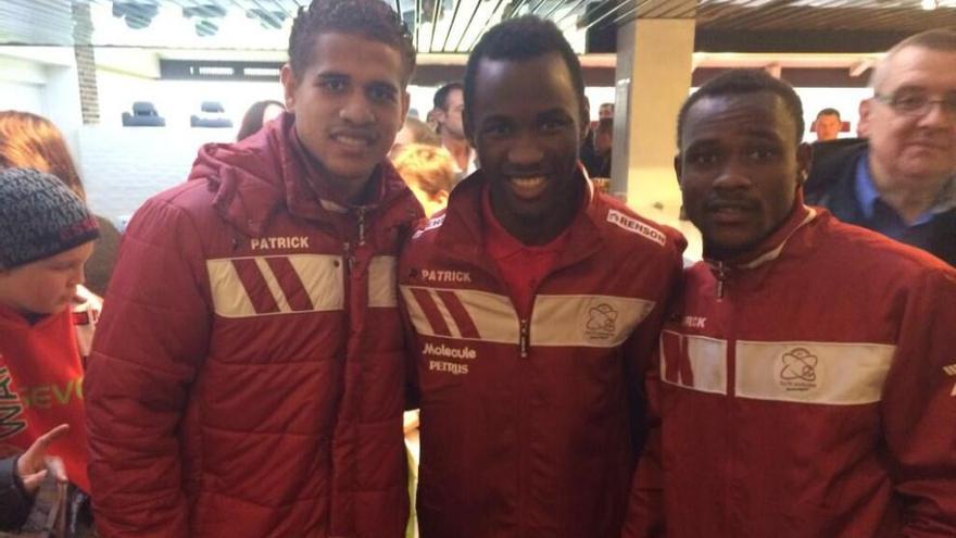 Roberto Chen, Fabrice Olinga y Bobley Anderson posan con la ropa deportiva oficial del Zulte Waregem, ayer.