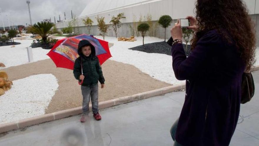 Yaite Leiva, ayer, sacando una foto a su hijo Camilo Butiler en el jardín de inspiración oriental de la dársena de San Agustín.