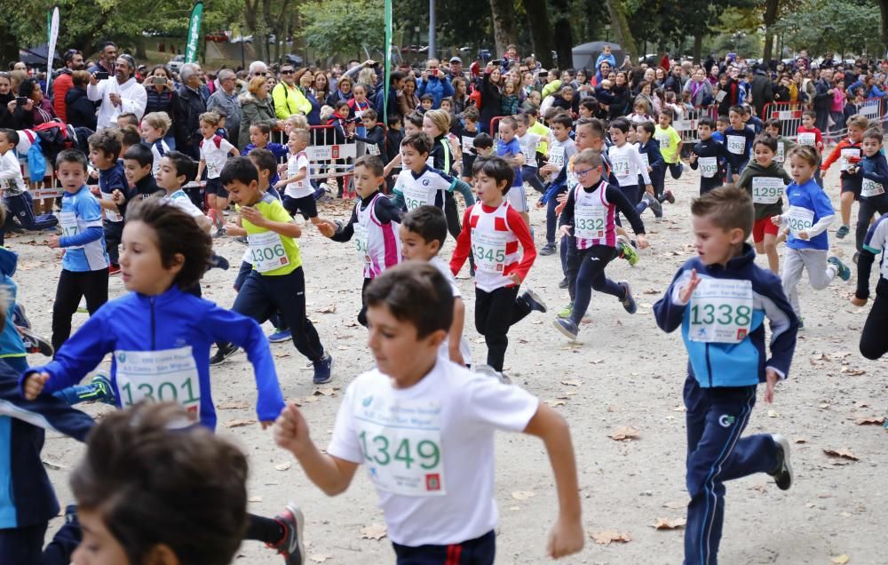 Más de 1.100 jóvenes atletas desafían a las bajas temperaturas para participar en la tradicional carrera de cross escolar.