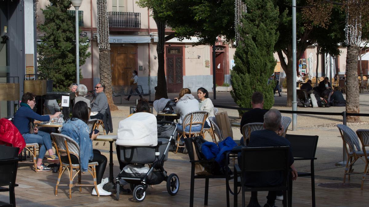 Clientes en una terraza de la plaza del Parque, en Ibiza.