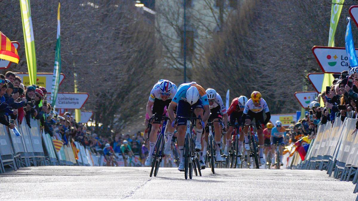 Ethan Vernon se impone en el esprint de Camprodon.