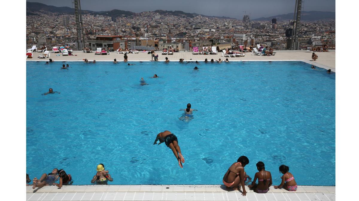 La Piscina Municipal de Montjuïc, con ‘skyline’ de fondo.