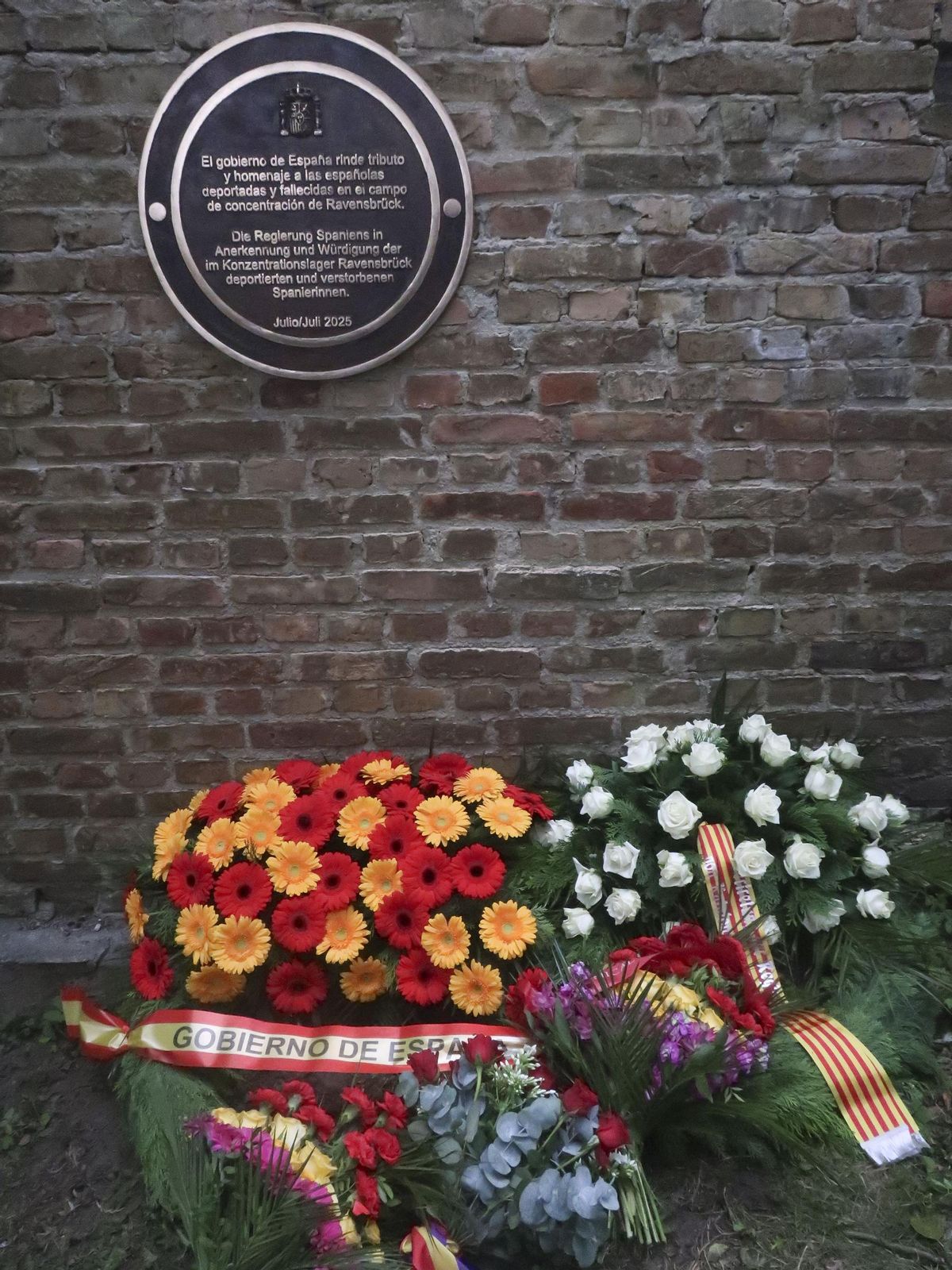 Placa en homenaje a las republicanas españolas deportadas al campo de Ravensbrück.