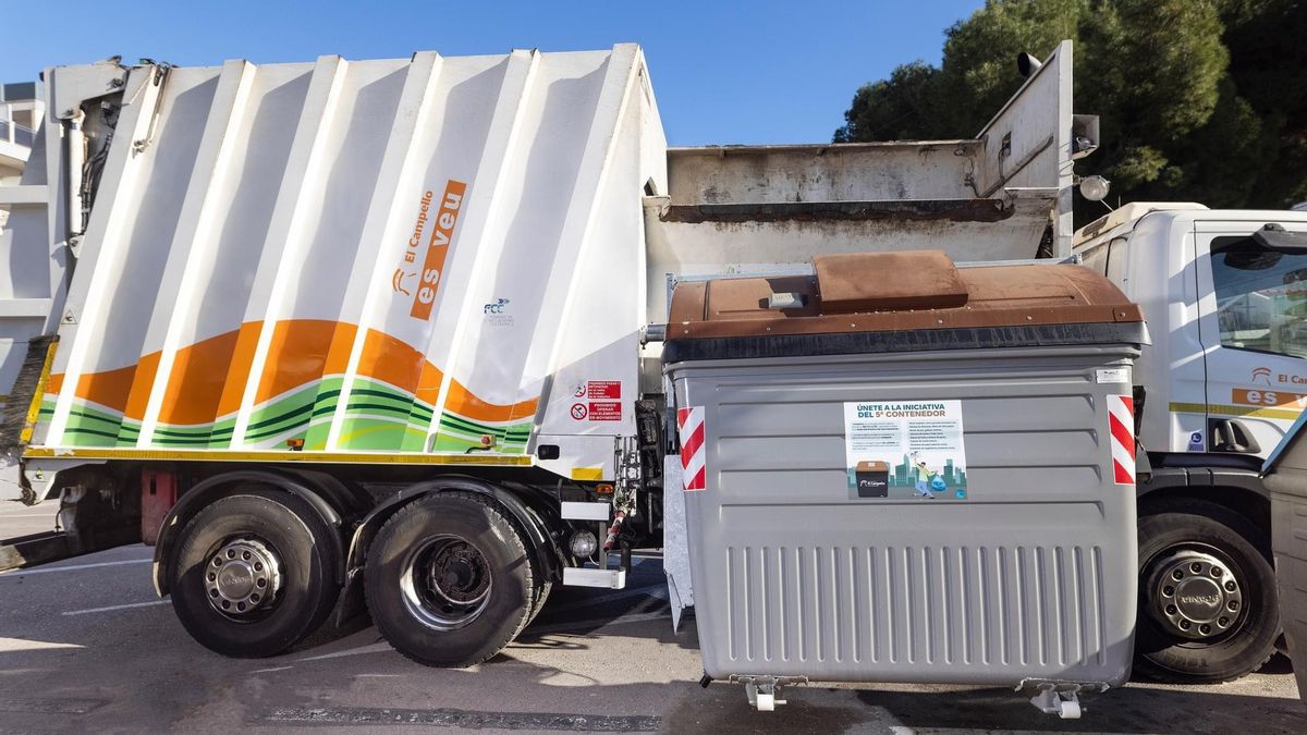 Un camión de la limpieza viaria en El Campello