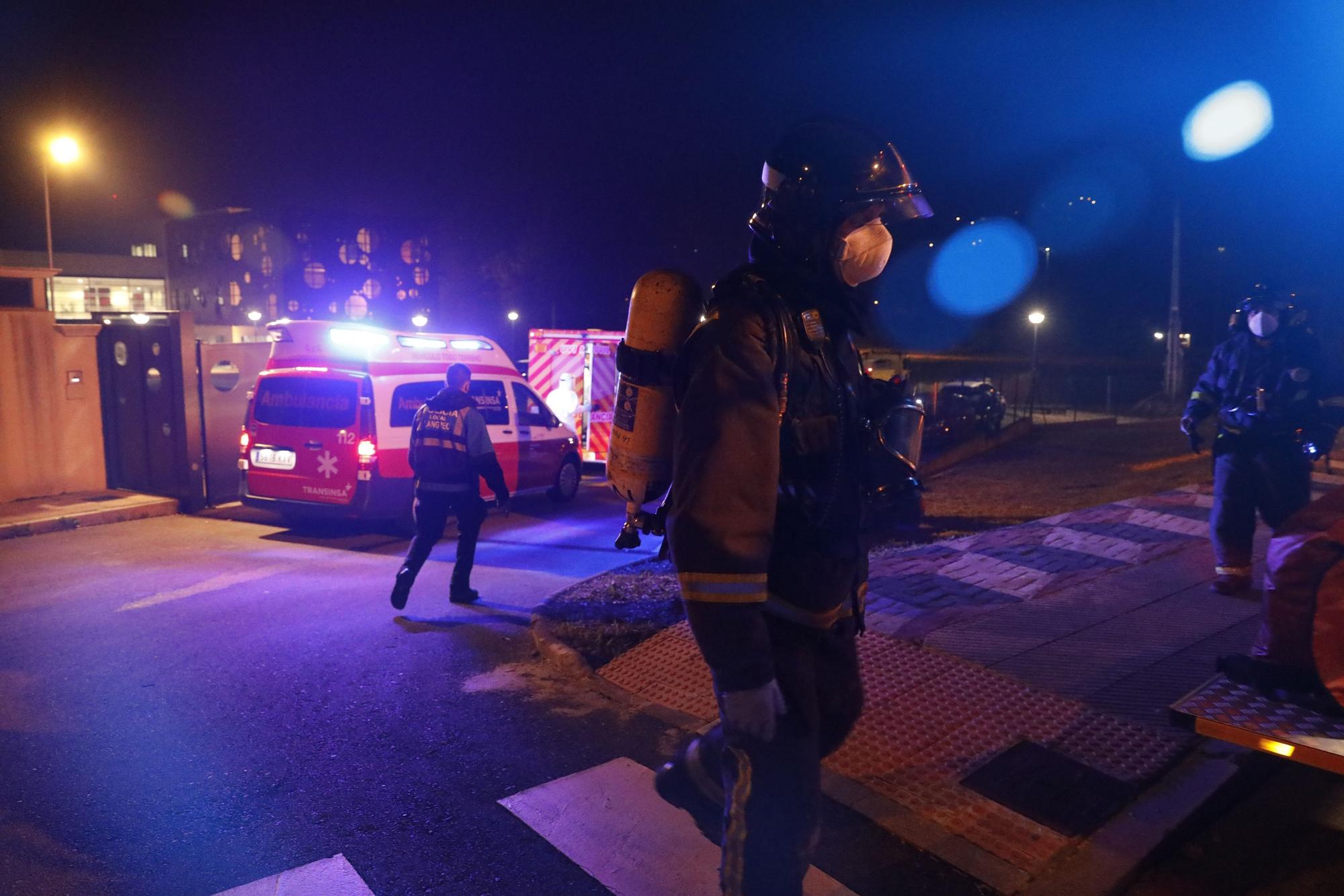 Un incendio obliga a desalojar a pacientes mayores con covid del centro de Barros