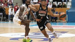 Kameron Taylor intenta superar a Sant-Roos, durante el partido disputado en Fontajau.