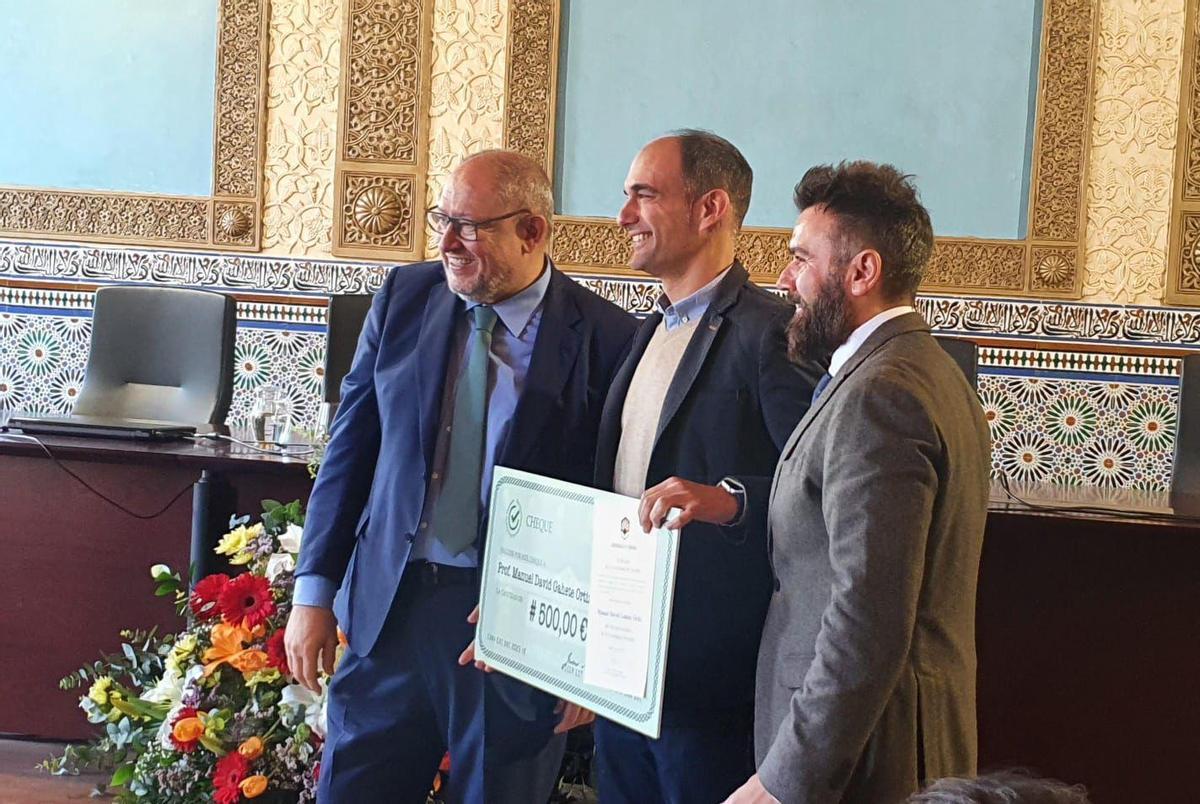 En el centro, Manuel Gahete posando con su diploma.