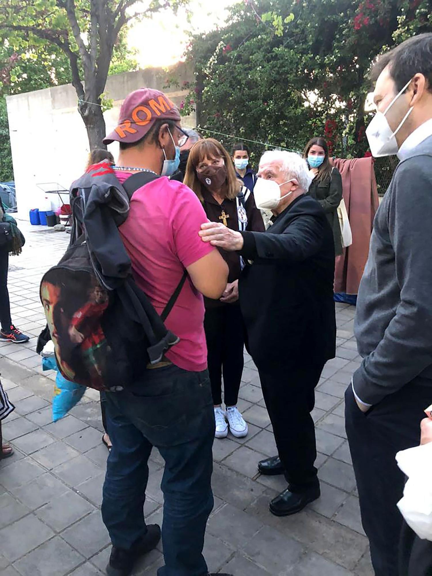 El cardenal Cañizares visita el campamento de la calle Gaspar Bono