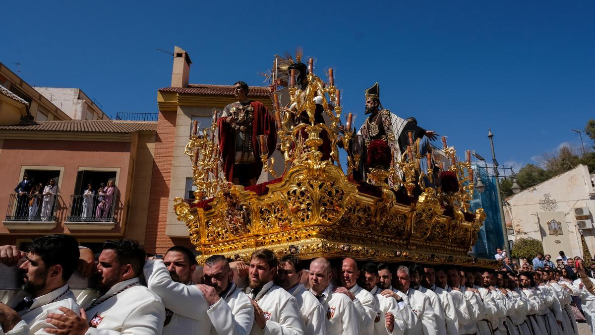 El grupo del Señor de la Humildad, bajando por la plaza del Santuario.