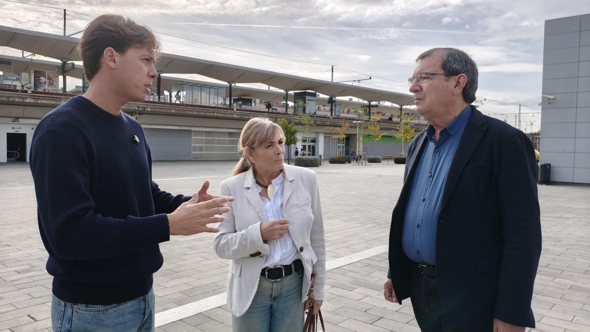 A l’esquerra, el diputat Alberto Tarradas, i a la dreta, el regidor de Vox a Girona, Francisco Javier Domínguez, davant l’estació de trens de Girona.