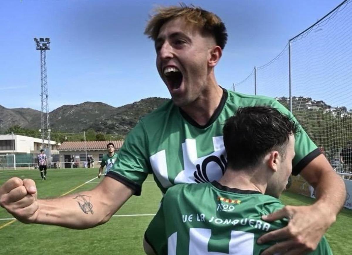 Celebració d'un dels gols de la Jonquera a la Vinyassa.