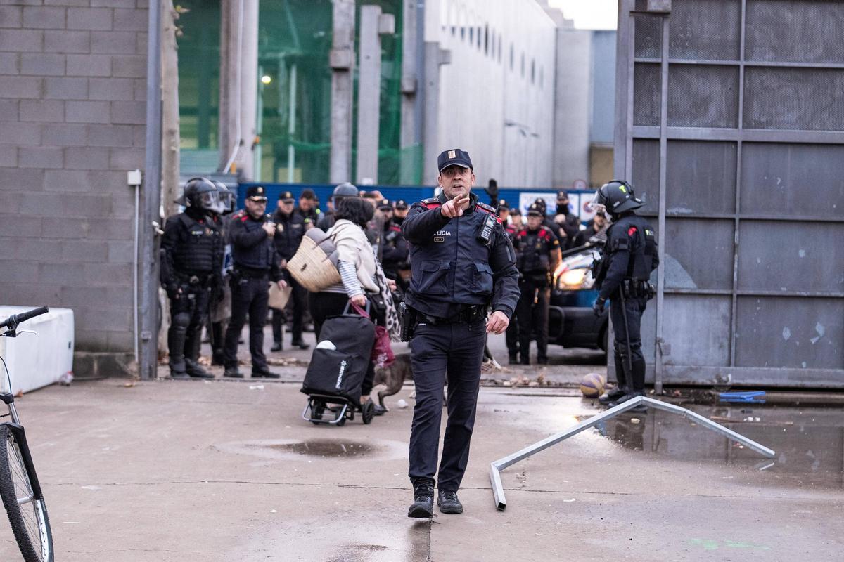 Desalojo del instituto B9 de Badalona