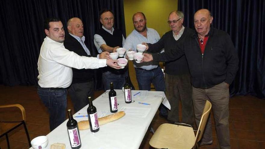 Los miembros del panel de cata de la Festa do Viño Tinto brindan con sus tazas en Barrantes.