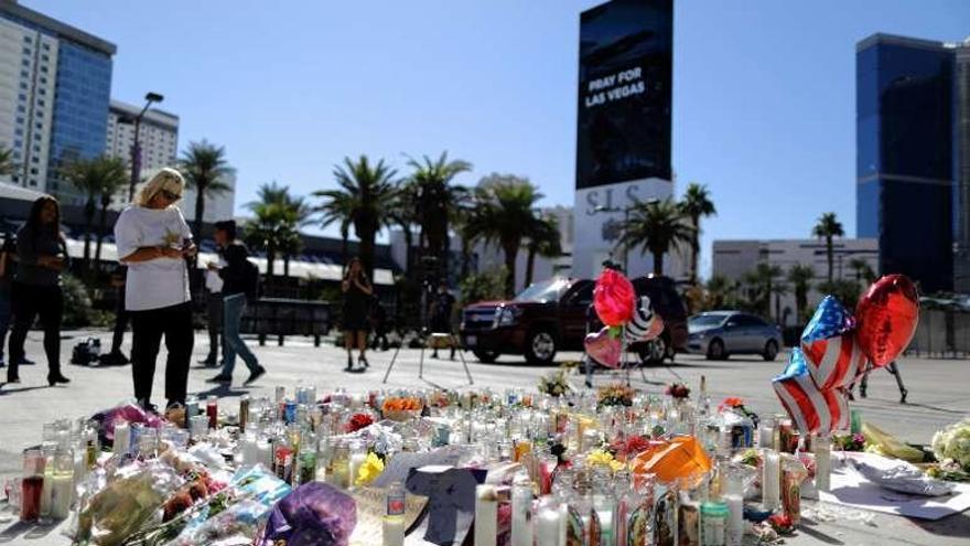 Multitud de velas y flores en el lugar de la masacre. // Reuters