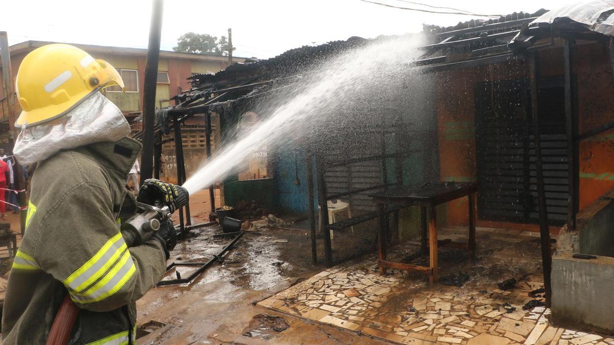Imagen de archivo de un bombero extinguiendo un incendio en Nigeria.