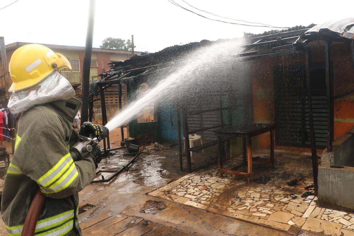 Imagen de archivo de un bombero extinguiendo un incendio en Nigeria.