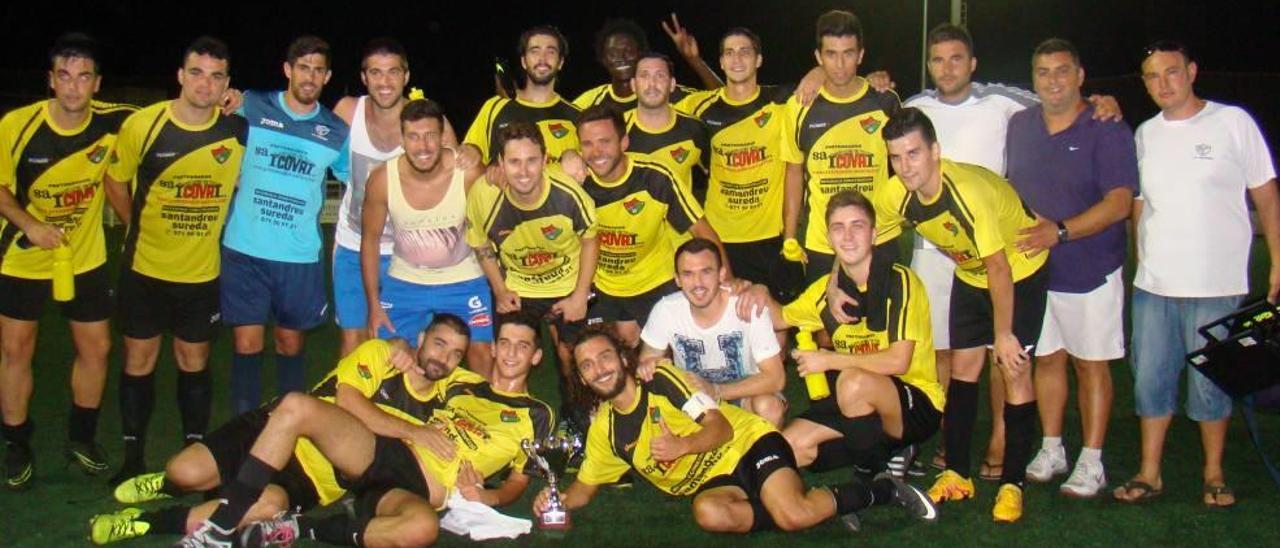 Plantilla del Cardassar de Preferente que celebra la consecución del Torneig de Sant Roc.