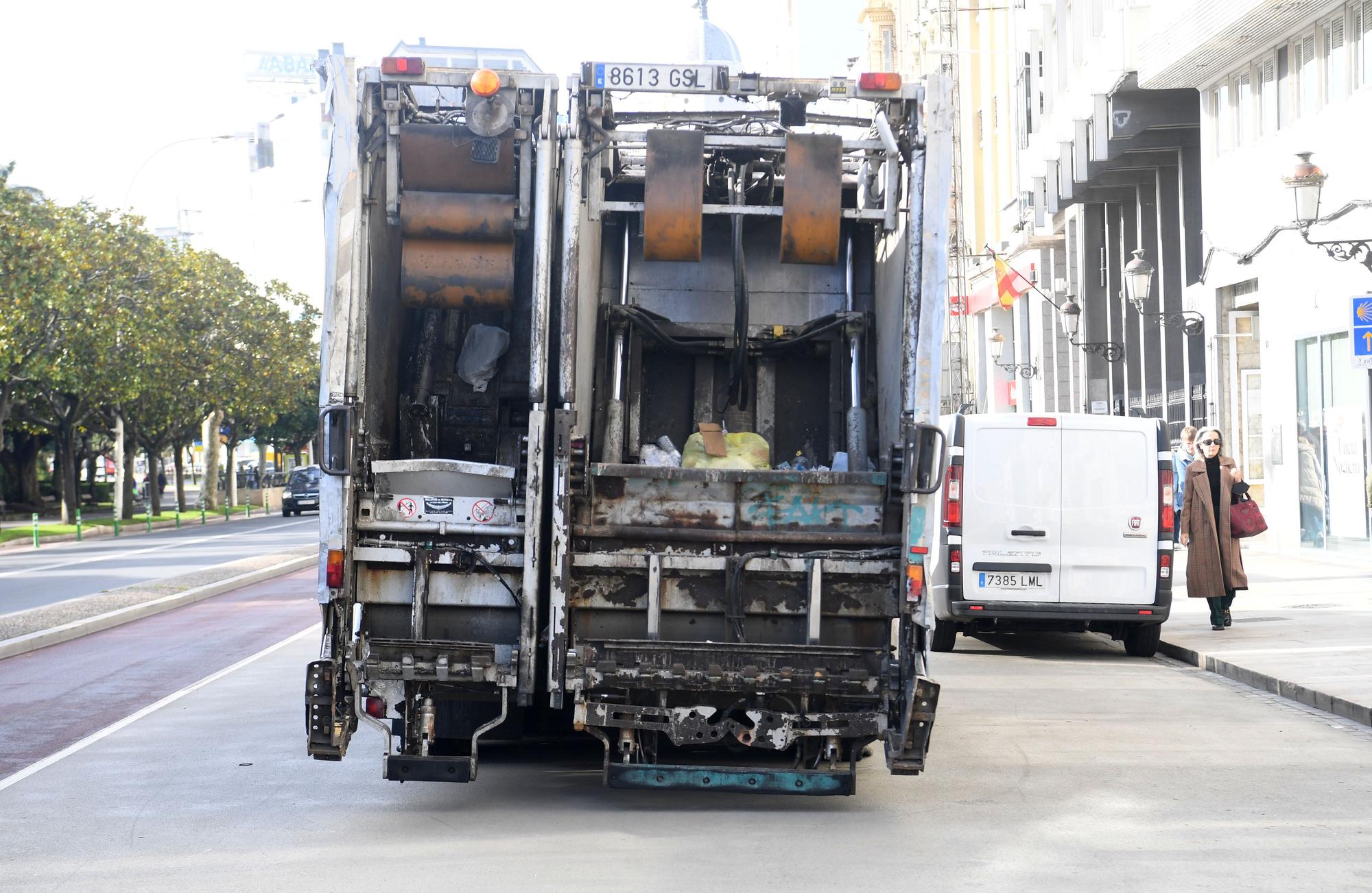 El Concello denuncia el "sabotaje" a al menos una veintena de camiones de la recogida de basura en A Coruña