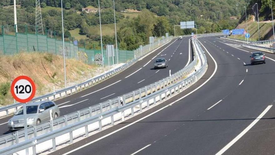 Un tramo de la autovía de los túneles de Riaño, abierta en 2014.