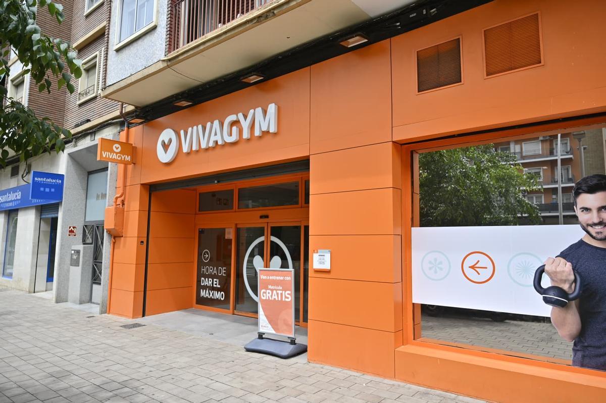 Entrada del VivaGym de la avenida Navarra de Zaragoza