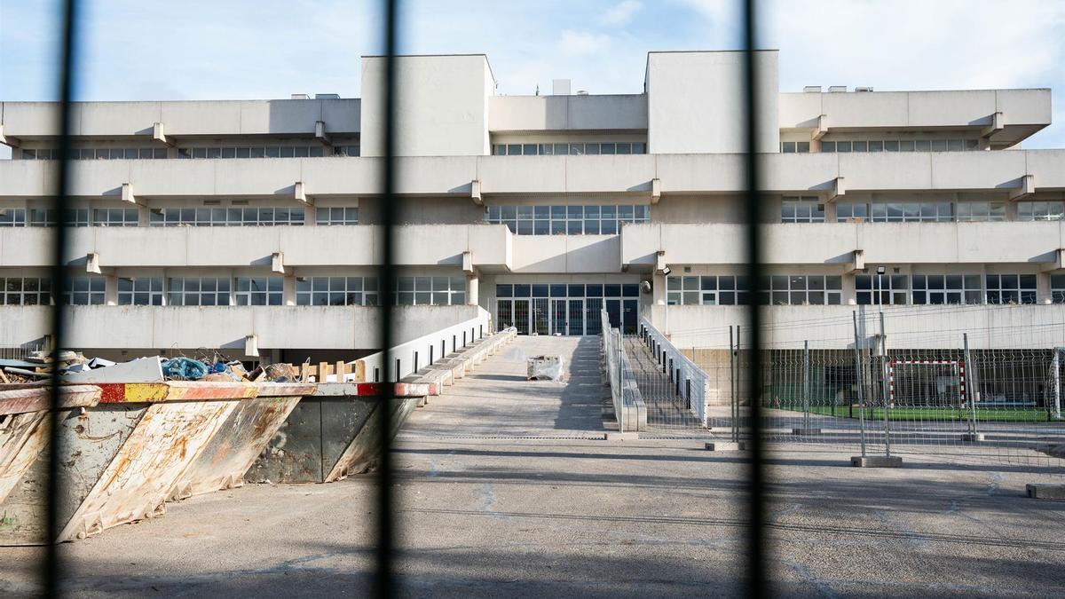 Archivo - Fachada del centro habilitado para la acogida de menores extranjeros no acompañados en La Cantueña (Fuenlabrada).