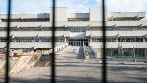 Archivo - Fachada del centro habilitado para la acogida de menores extranjeros no acompañados en La Cantueña (Fuenlabrada).