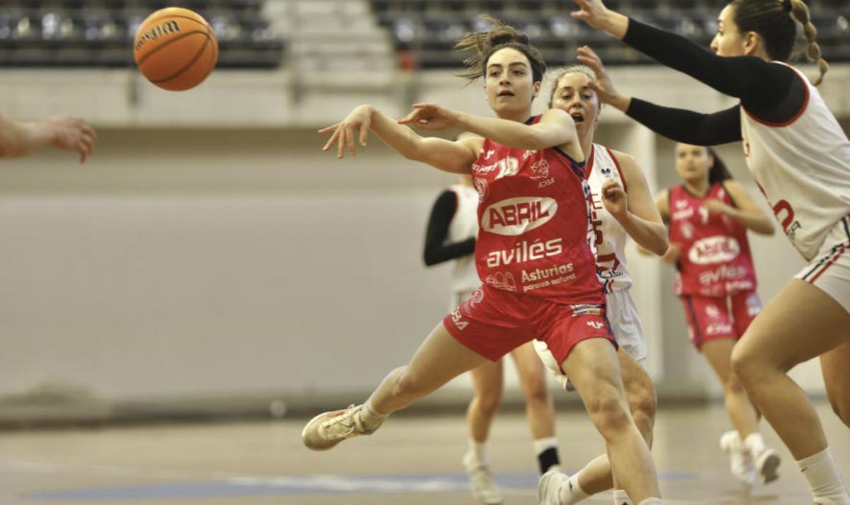 Helena Prats pasa el balón en un partido del ADBA.  | MIKI LÓPEZ