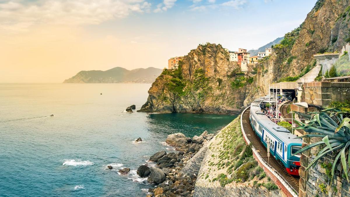 La estación de las Cinque Terre que está rodeada de limoneros y oliveros